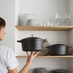 Lot Cocotte Légère Ronde En Fonte D'aluminium 28 Cm Et Deux Maniques En Silicone -Ustensiles De Cuisine Boutique 113006 2 1 Lot cocotte legere ronde en fonte d aluminium 28 cm et deux maniques en silicone Mathon