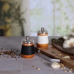 Moulin à Sel En Bois Effet Cuir Blanc -Ustensiles De Cuisine Boutique 200030 2 1 Moulin a sel en bois effet cuir blanc Ogo