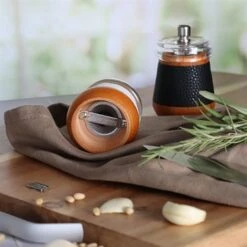 Moulin à Sel En Bois Effet Cuir Blanc -Ustensiles De Cuisine Boutique 200030 3 1 Moulin a sel en bois effet cuir blanc Ogo