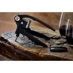 Le Creuset Tire-bouchon à Levier Et Coupe-capsules 7 Le Creuset Tire-bouchon à Levier Et Coupe-capsules -Ustensiles De Cuisine Boutique 201023 2 1 Tire bouchon a levier et coupe capsules Le Creuset