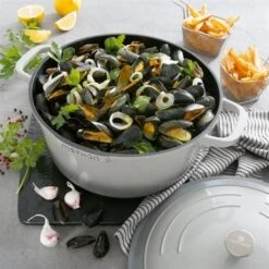 Cocotte Légère Ronde En Fonte D'aluminium 28 Cm 6,7 L Coloris Gris -Ustensiles De Cuisine Boutique 203005 3 4 Cocotte legere ronde en fonte d aluminium 28 cm 6 7 L coloris gris Mathon