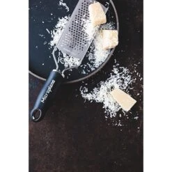 Microplane Râpe à Fromage à Gros Grains Gourmet Noire -Ustensiles De Cuisine Boutique 478012 3 1 Rape a fromage a gros grains Gourmet noire Microplane