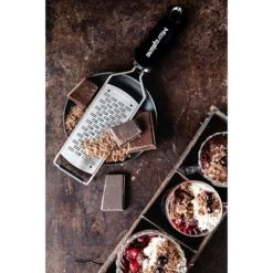 Microplane Râpe à Fromage Double Tranchant Gourmet Noir -Ustensiles De Cuisine Boutique 478013 3 1 Rape a fromage double tranchant Gourmet noir Microplane