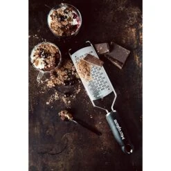 Microplane Râpe à Fromage Double Tranchant Gourmet Noir -Ustensiles De Cuisine Boutique 478013 4 1 Rape a fromage double tranchant Gourmet noir Microplane