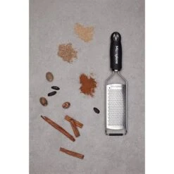 Microplane Râpe à Fromage Fine Gourmet Noire -Ustensiles De Cuisine Boutique 478014 4 1 Rape a fromage fine Gourmet noire Microplane