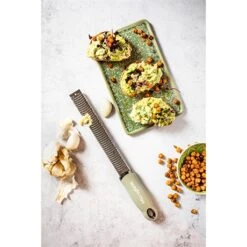 Microplane Zesteur Premium Classic Râpe Vert Sauge 9 Microplane Zesteur Premium Classic Râpe Vert Sauge -Ustensiles De Cuisine Boutique 478030 3 1 Zesteur Premium Classic rape vert sauge Microplane
