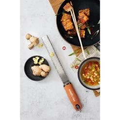 Microplane Zesteur Premium Classic Râpe Cannelle -Ustensiles De Cuisine Boutique 478031 2 1 Zesteur Premium Classic rape cannelle Microplane