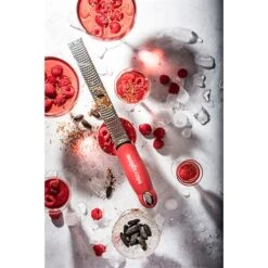 Microplane Zesteur Premium Classic Râpe Rouge Grenade 7 Microplane Zesteur Premium Classic Râpe Rouge Grenade -Ustensiles De Cuisine Boutique 478032 2 1 Zesteur Premium Classic rape rouge grenade Microplane