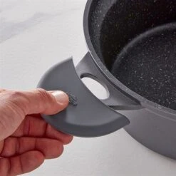 Set De 2 Maniques Grises En Silicone -Ustensiles De Cuisine Boutique 601201 2 4 Set de 2 maniques grises en silicone Inoxriv