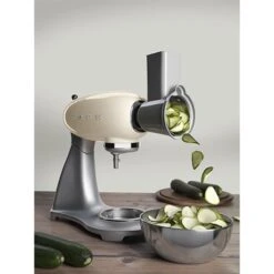 Smeg Tranchoir Et Râpe à Cylindres SMSG01 Pour Robot Sur Socle 10 Smeg Tranchoir Et Râpe à Cylindres SMSG01 Pour Robot Sur Socle -Ustensiles De Cuisine Boutique 720058 3 1 Tranchoir et rape a cylindres SMSG01 pour robot sur socle Smeg