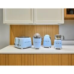 Smeg Presse-agrumes électrique Bleu Azur 70 W CJF01PBEU -Ustensiles De Cuisine Boutique 728026 3 1 Presse agrumes electrique bleu azur 70 W CJF01PBEU Smeg