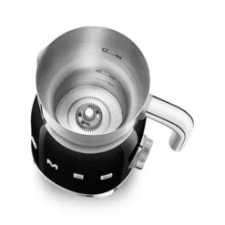 Smeg Chocolatière Et Mousseur De Lait Noir MFF11BLEU -Ustensiles De Cuisine Boutique 780310 4 1 Chocolatiere et mousseur de lait noir MFF11BLEU Smeg