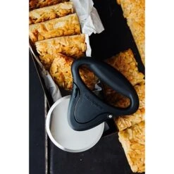 Microplane Roulette à Pizza Démontable -Ustensiles De Cuisine Boutique 880068 2 2 Roulette a pizza demontable Microplane